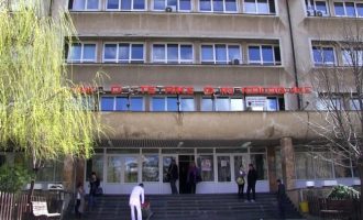 Tenton të hyjë në Gjinekologji me dhunë, arrestohet nga Policia