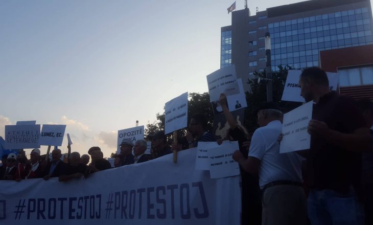 Për të tretën herë protestohet për shkarkimin e Lumezit