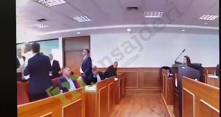 VIDEO EKSKLUZIVE – Rrahje në Kuvendin Komunal të Skenderajt