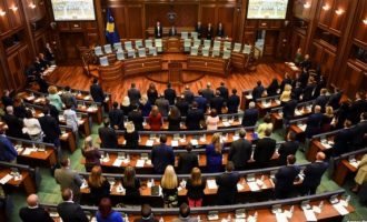 Rezoluta ndeshet me Kushtetutën