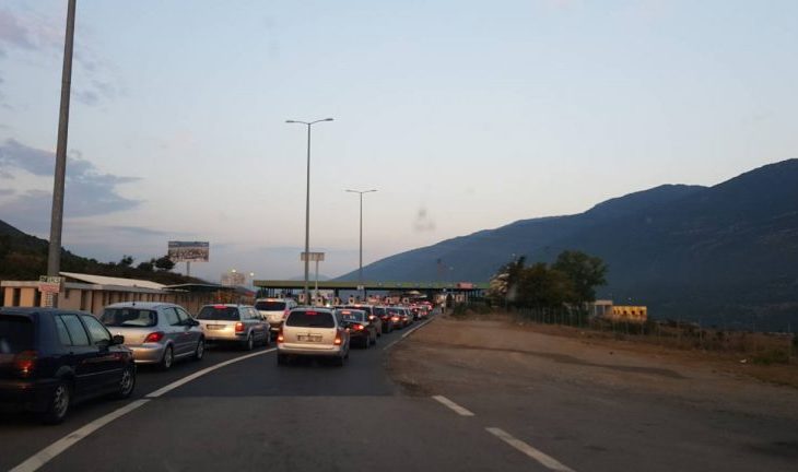 Kolona të gjata në Morinë [FOTO]