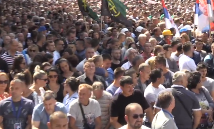 Mijëra serbë në pritje të “fjalimit historik” të Vuçiqit në Mitrovicë