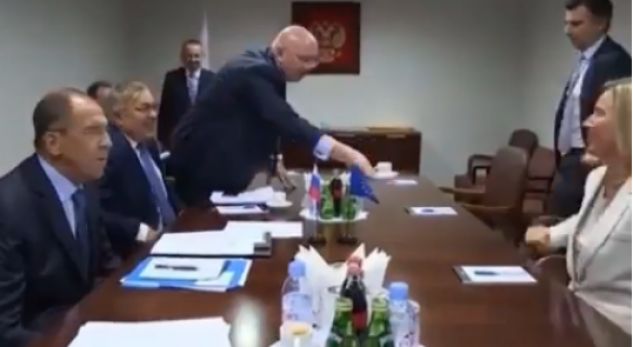 Momenti kur Mogherini ia refuzon çajin zyrtarit rus