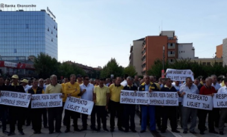 Punëtorët e Postës protestojnë para Qeverisë