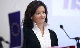 Fajon pret që Parlamenti Evropian të votojë pro heqjes së vizave për Kosovën