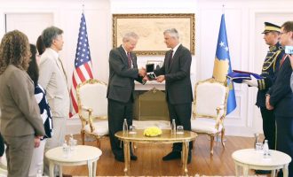 Thaçi dekoron me medalje Delawien për kontributin në Kosovë