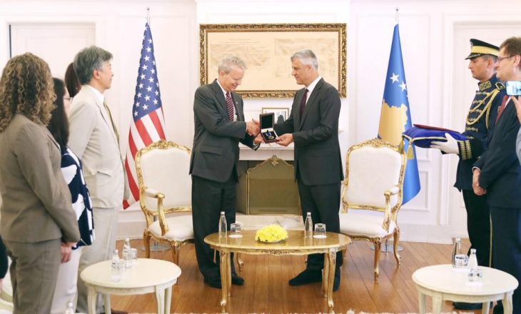 Thaçi dekoron me medalje Delawien për kontributin në Kosovë