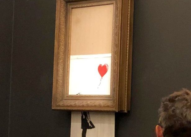 Piktura e Banksy “vetëshkatërrohet” disa minuta pasi shitet për 1 milion funta