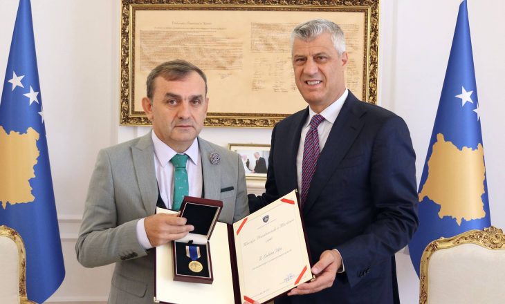 Presidenti i Hashim Thaçi, dekoroi krijuesin Lulzim Tafa me Medaljen Presidenciale të Meritave