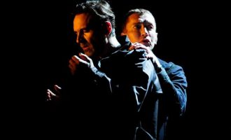 “Le Pont” me Rexhep Mitrovicën dhe Arben Bajraktaraj hap edicionin e 48 të Festivalit të Teatrove në Ferizaj