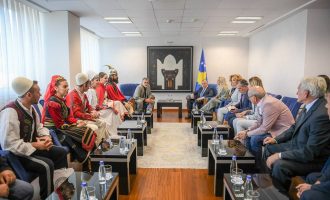 Kryeministri Haradinaj nderon me medalje ansamblin “Shota”