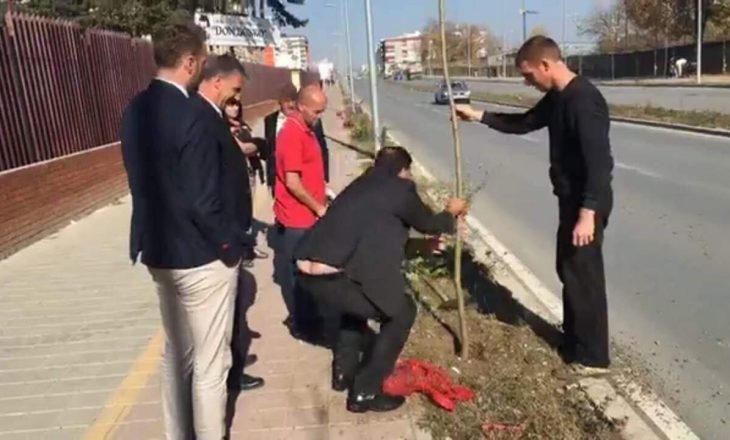 Lutfi Haziri sërish fotografohet në pozicion të pakëndshëm