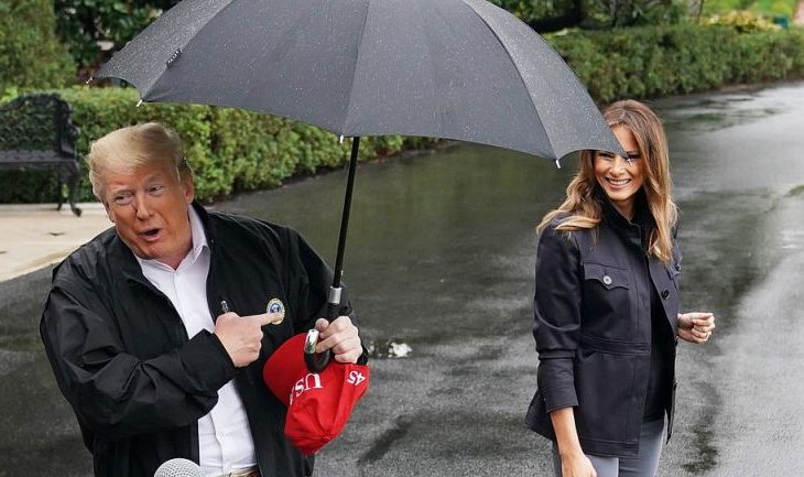 Donald Trump, befasohet nga prania e kamerave, lë Melanian në mes të shiut