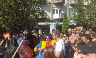 Këngëtarja e njohur i bashkohet paradës së LGBTI-së