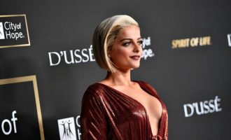 Lena Berisha, stilistja nga Prizreni që u kujdes për dukjen e Bebe Rexhës