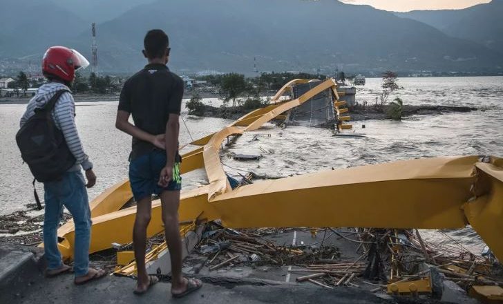 Mbi 2 mijë të vdekur nga tërmeti dhe cunami në Indonezi