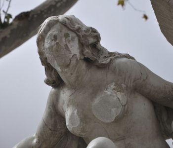 Një ekstremist me çekan e shkatërron statujën e gruas lakuriqe