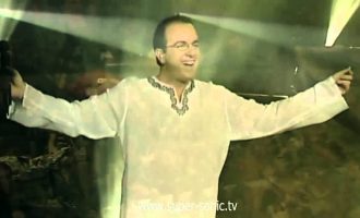 Këngëtari e moderatori që u përfshi në përfitimet e majme nga Greqia