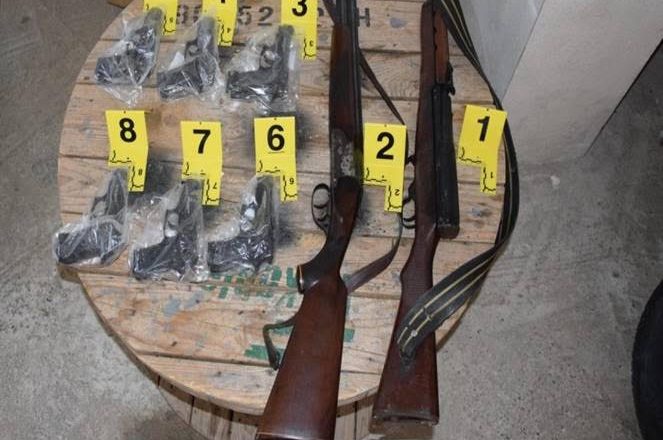 Arrestohen pesë persona – policia konfiskon arsenal armësh