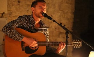 Shpat Deda, i ktheu gurët e Gjirokastrës në skenë të gjallë të kulturës