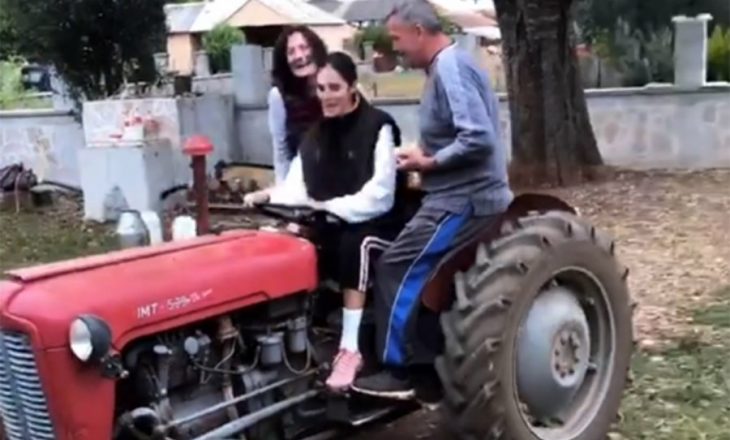 Modelja shqiptare vozit traktorin si një profesioniste