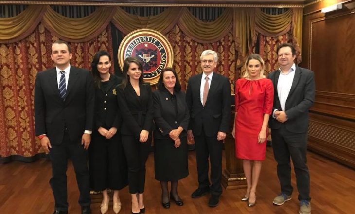 Bashkëshortja e Ukë Rugovës reagon ndaj deklaratave të Glauk Konjufcës në lidhje me Ibrahim Rugovën