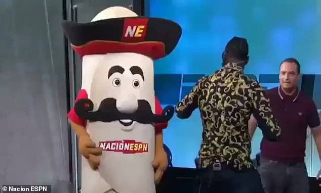 Video që po thyen rrjetin: Edhe maskota është njeri
