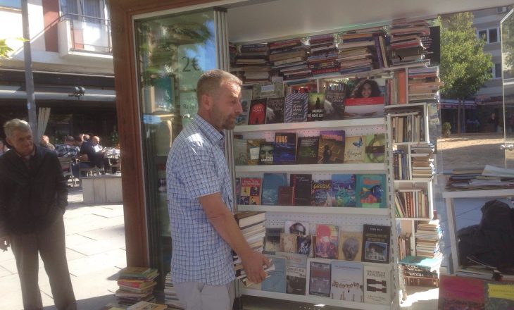 Premtimi i Ahmetit ndaj librashitësit rikthen çmimin e vjetër të librave