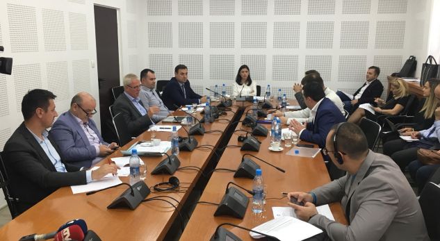 Deputetët e VV-së dhe të PSD-së përplasen në komision – Haxhiu e akuzon PSD-në për vjedhje