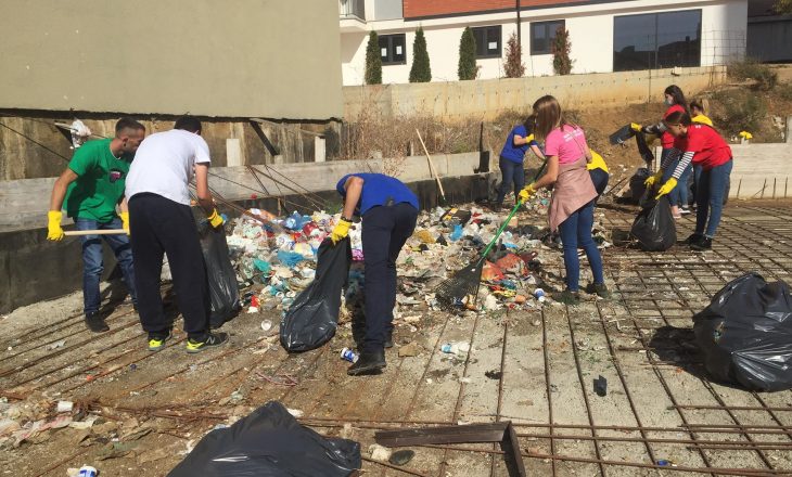 Fillon aksioni “Ta Pastrojmë Kosovën” në lagjen “Mati 1”