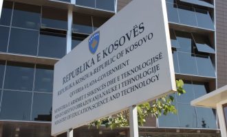 Drejtorët e larguar nga MASHT-i padisin Qeverinë