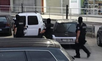 I gjendet arma me 8 fishekë, nëna e të dyshuarit s’i lejon policët ta kontrollojnë veturën