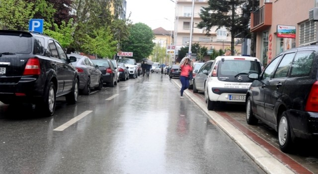 Prishtina ende me mungesë të parkingjeve