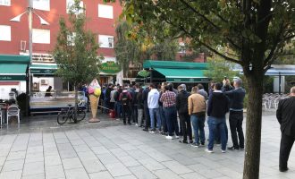 Interesim i madh në orët e hershme – qytetarët mblidhen para pikave të shitjes