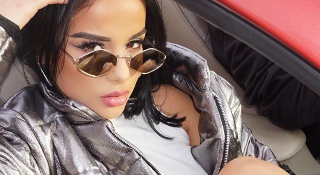 Rina Balaj Rapper Rina Balaj befason me dukje në videoklipin e ri - Gazeta Online INSAJDERI