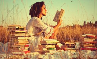 Gruaja që lexon 100 libra në muaj