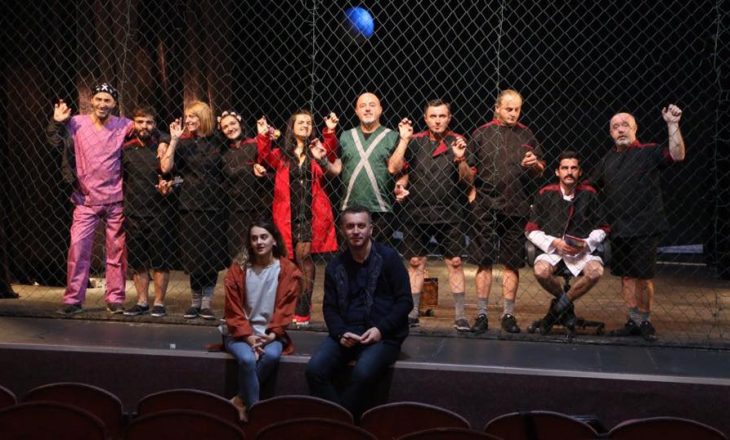 ‘Kur hana del’ shfaqet sot premierë në Teatrin ‘Adriana’ në Ferizaj