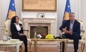 Thaçi e dekoron Vasfije Krasniqin me medalje presidenciale