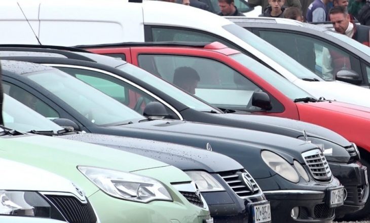 Tregtarët kërkojnë lejimin e blerjes së veturave të vjetra, qytetarët jo