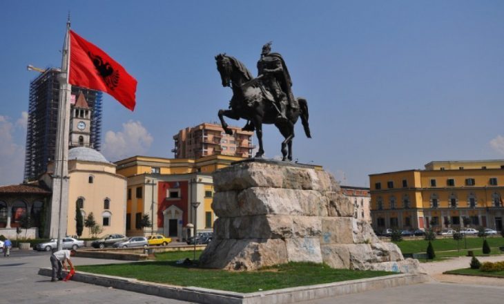 Qendra e Ulqinit bëhet me statujë të Skënderbeut