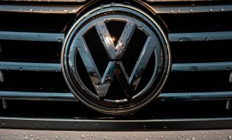 Volkswagen shënon rënie drastike të shitjes së makinave, më keq vetëm Audi