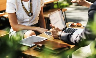 Në Kosovë gratë paguhen gjithmonë më pak sesa burrat, pavarësisht shkollimit