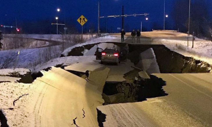 Tërmet në Alaska prej 7.0 magnitudë, rrugët ndahen në dysh nga dridhjet e forta
