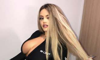 Cilës këngëtare i del në krahë Enca?