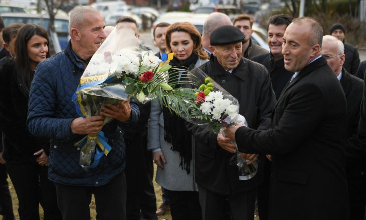 Kryeministri Haradinaj nderon dëshmorët Hyzri Talla, Afrim Maliqi dhe Ilir Durmishi