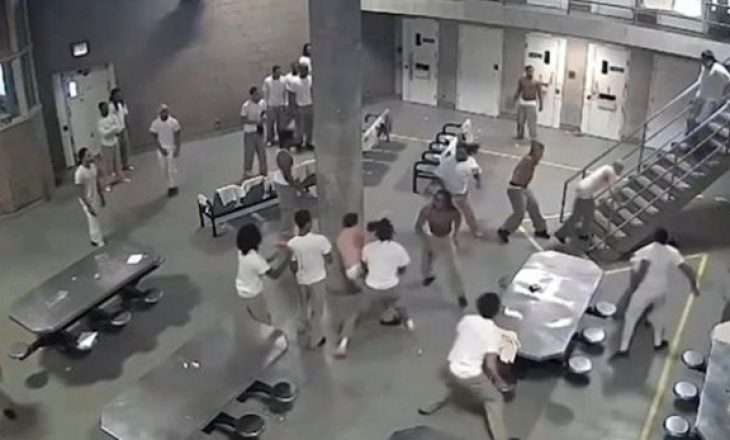 Banda shqiptare dhe rumune përleshen brenda një burgu në Itali – arsyeja e rrahjes qesharake