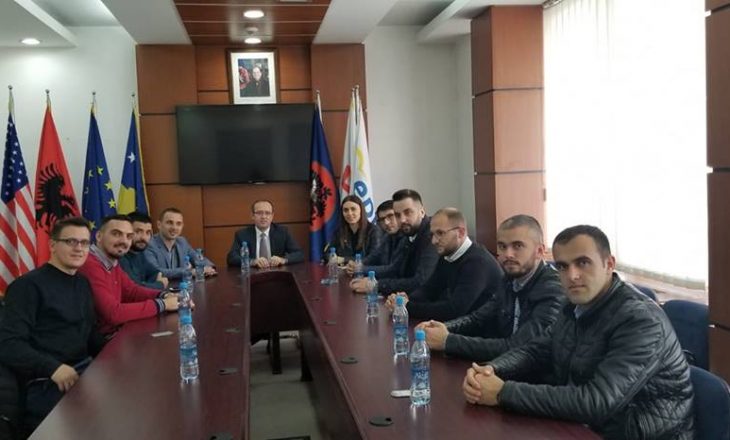 Avdullah Hoti tallet me disa të rinj – u ofron praktikë në LDK