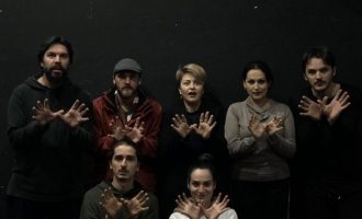 Artistët tallin zëvendëskryeministrin Enver Hoxhaj