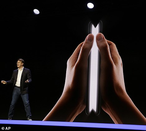“Samsung” prezanton trendin më të ri të telefonit që paloset