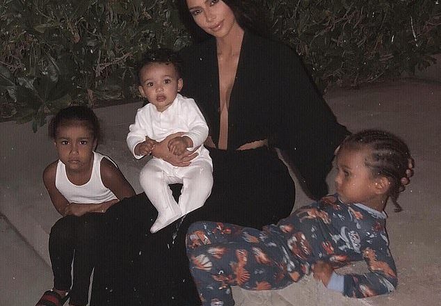 Kim Kardashian detyrohet të largohet nga shtëpia në Kaliforni